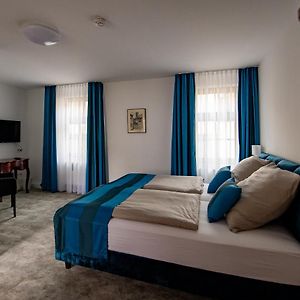 Zimmer mit Kingsize-Bett